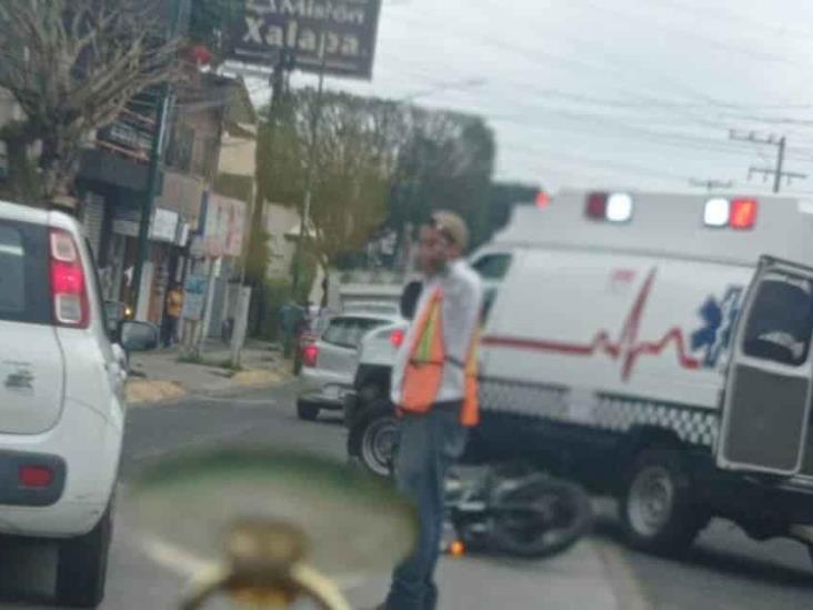 Conductora provocó que motociclista se estrellara; tras caer, fue arrollado por auto en Xalapa