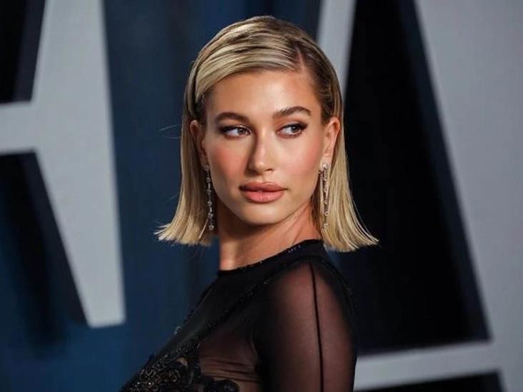 Ante versiones de embarazo, Hailey Bieber muestra ‘pancita’