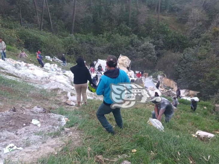 Vuelca tráiler en las curvas de Normandía, en Las Vigas; se desata rapiña