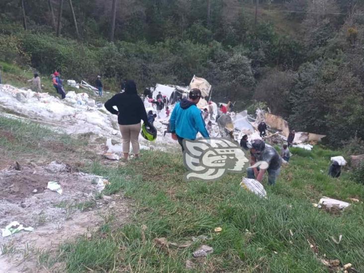 Vuelca tráiler en las curvas de Normandía, en Las Vigas; se desata rapiña