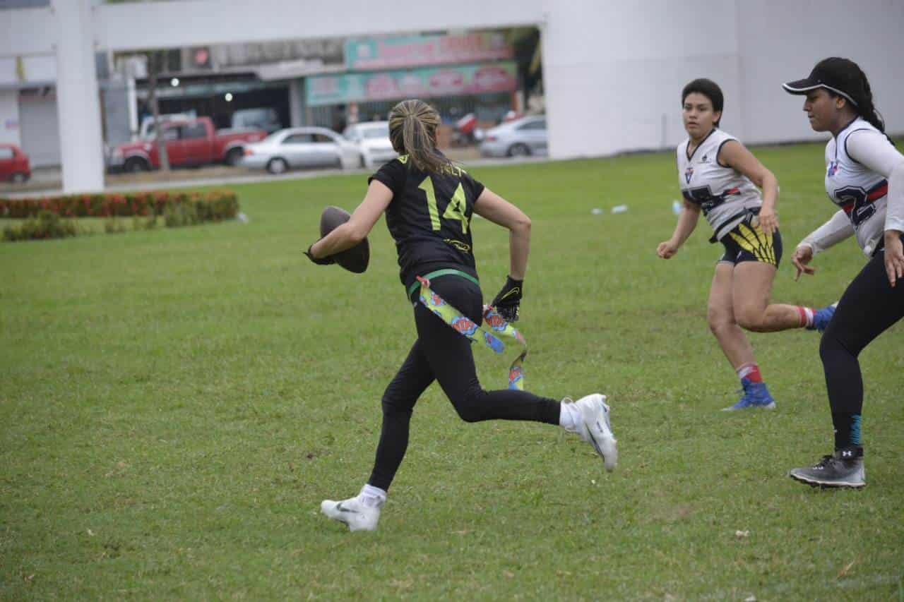 Cambia piloto Laura Sanz pistas por cancha