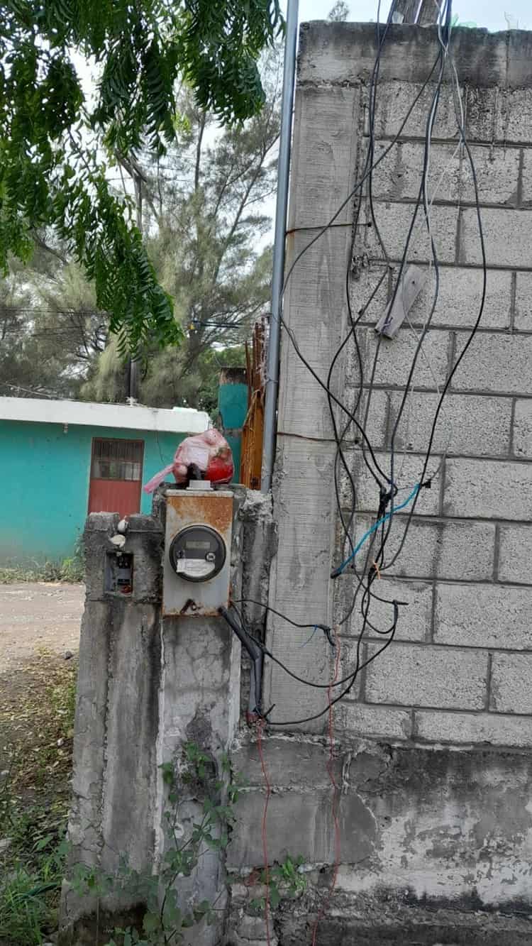 Cobran a Laguna Real un millón de pesos por consumo de luz de colonia irregular