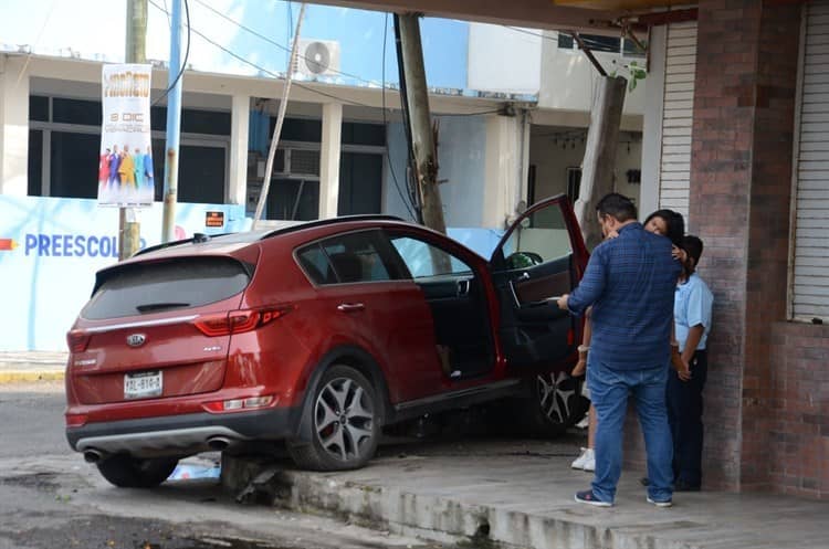 Conductoras provocan fuerte accidente vial en calles del fraccionamiento Reforma