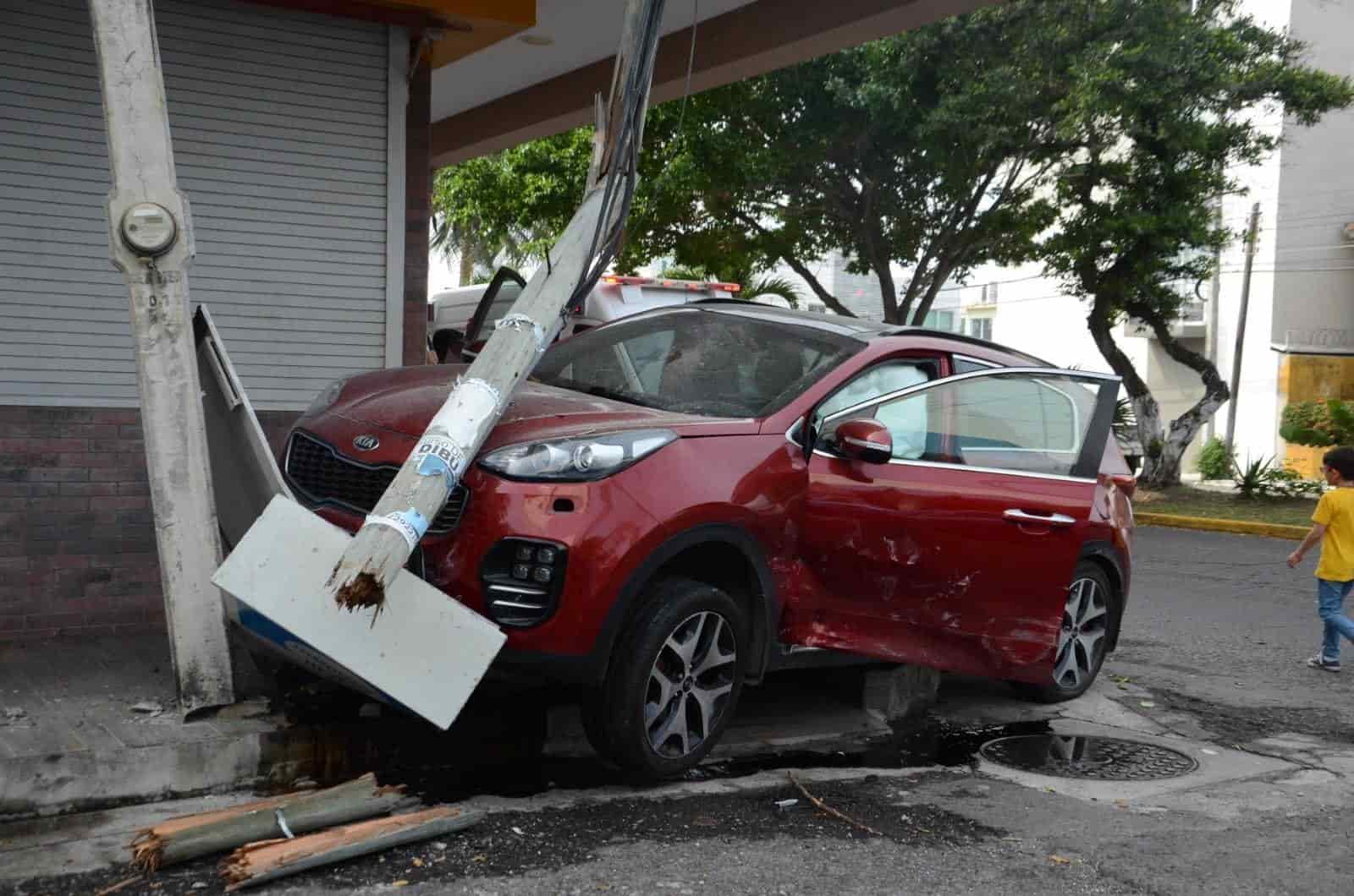 Conductoras provocan fuerte accidente vial en calles del fraccionamiento Reforma