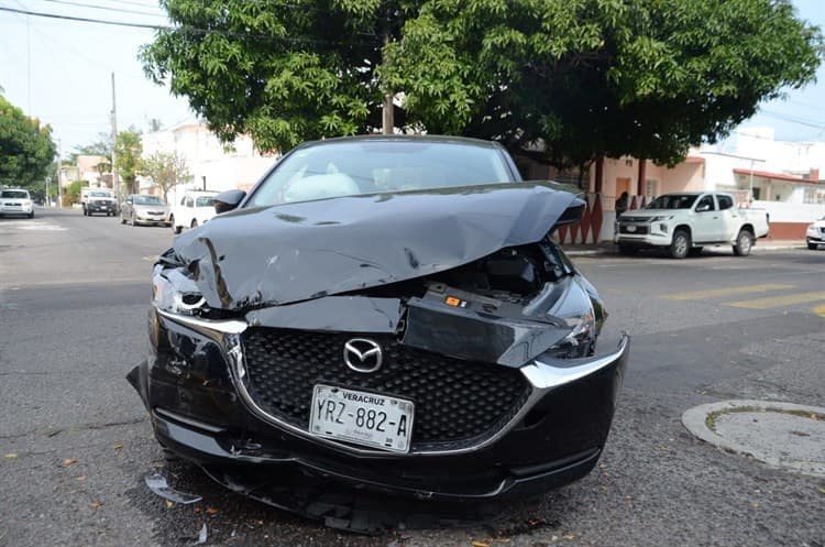 Conductoras provocan fuerte accidente vial en calles del fraccionamiento Reforma