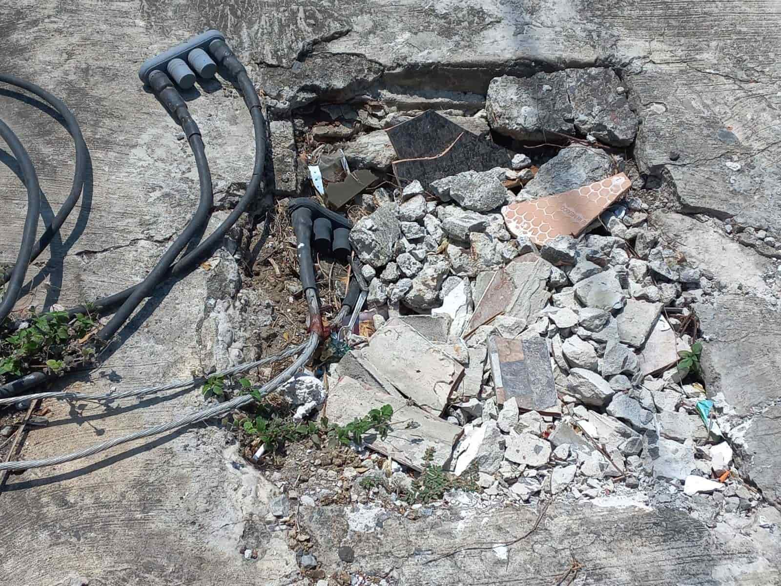 Se quejan por calles destruidas y cables peligrosos en Boca del Río