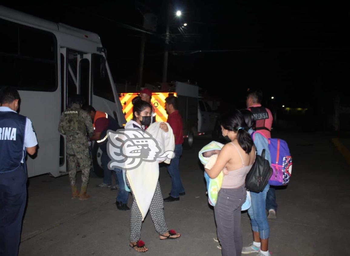 Durante la madrugada, evacuan a habitantes de Miguel Alemán por fuga de gas etano (Vídeo)