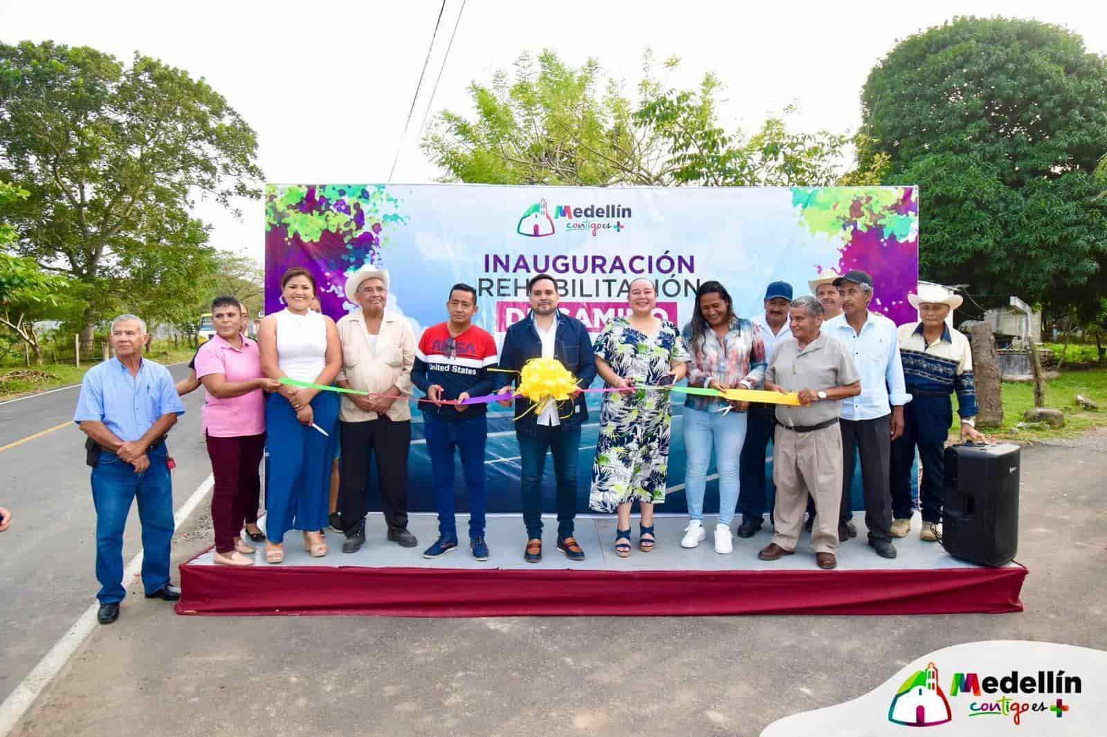 Inauguran dos tramos carreteros que conectan con Medellín de Bravo