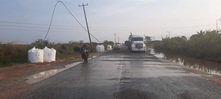 Cae cable de alta tensión en carretera Las Matas