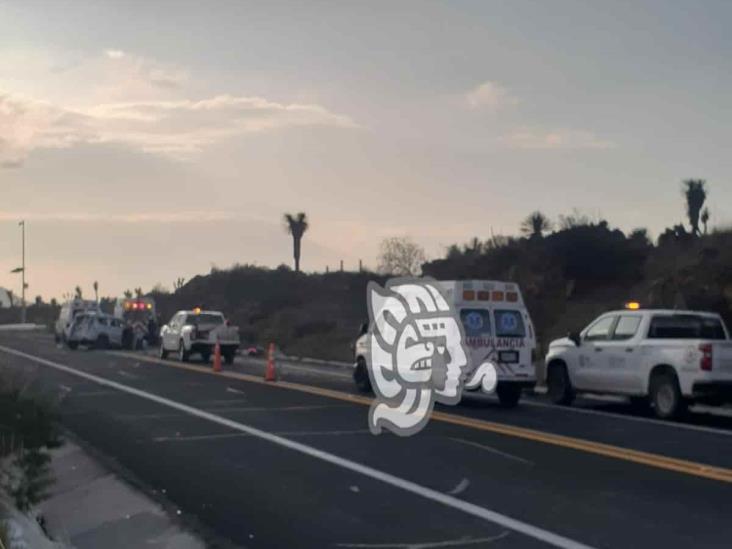 4 heridos y un muerto deja aparatosa volcadura en la autopista Perote- Amozoc