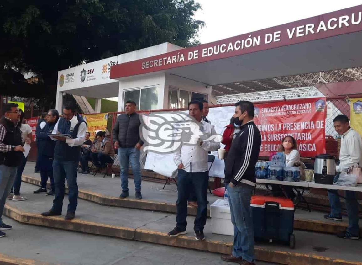 Docentes toman la SEV para exigir cambios de adscripción en Veracruz