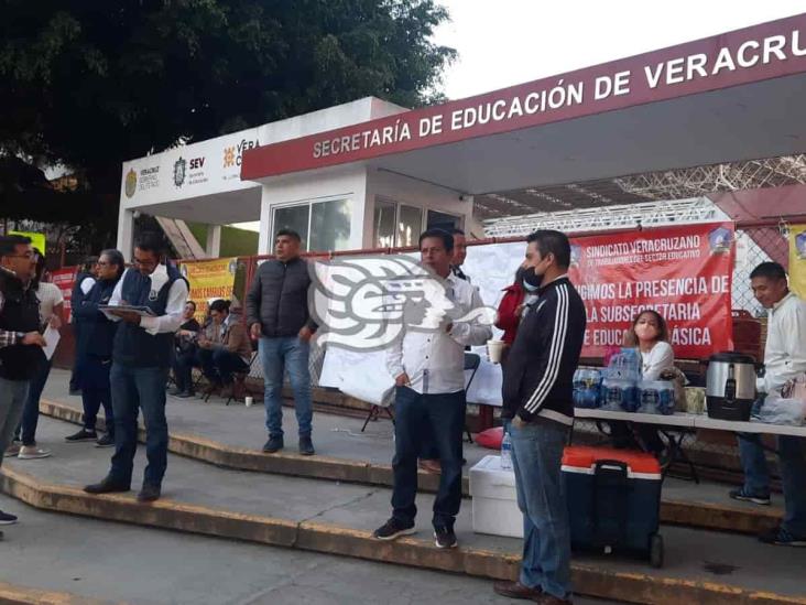 Docentes toman la SEV para exigir cambios de adscripción (+Video)