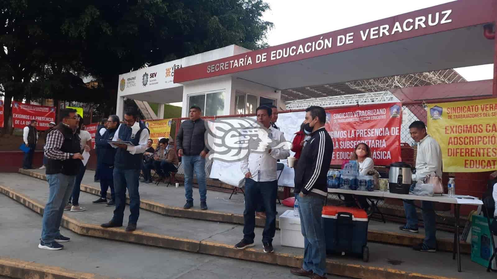 Docentes toman la SEV para exigir cambios de adscripción en Veracruz