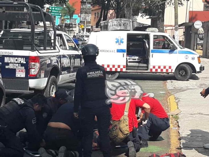 Estudiante de la UV sufre fuerte accidente al impactarse contra autobús