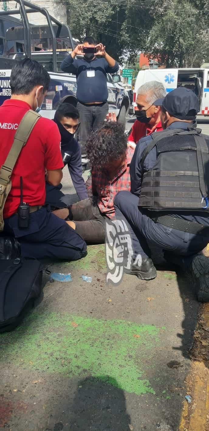 Estudiante de la UV sufre fuerte accidente al impactarse contra autobús