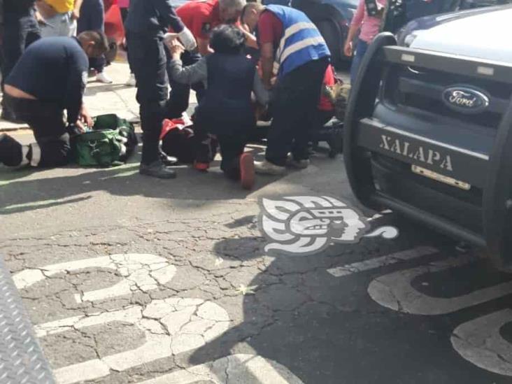 Estudiante de la UV sufre fuerte accidente al impactarse contra autobús