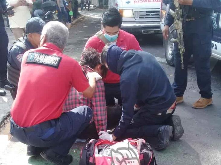 Estudiante de la UV sufre fuerte accidente al impactarse contra autobús