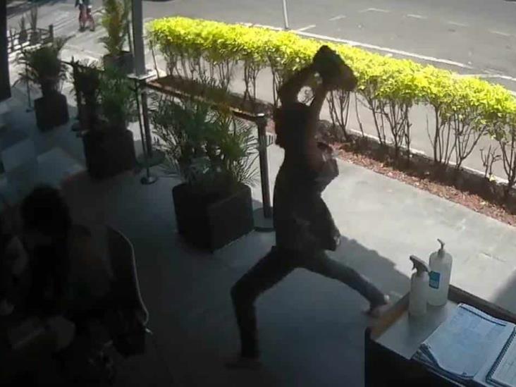 Hombre golpea a un menor con una piedra en una taquería