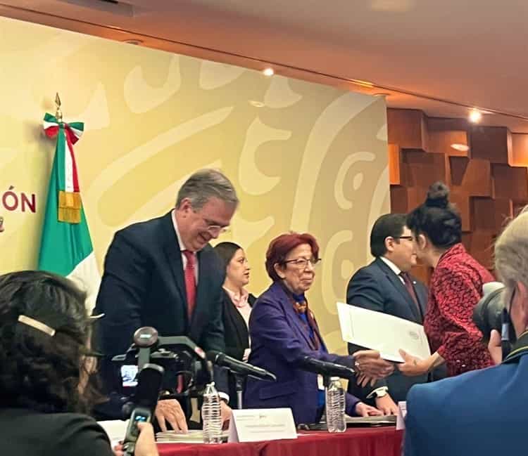 ¡Ya es mexicana! Mon Laferte recibe carta de naturalización; Ebrard celebra con ella