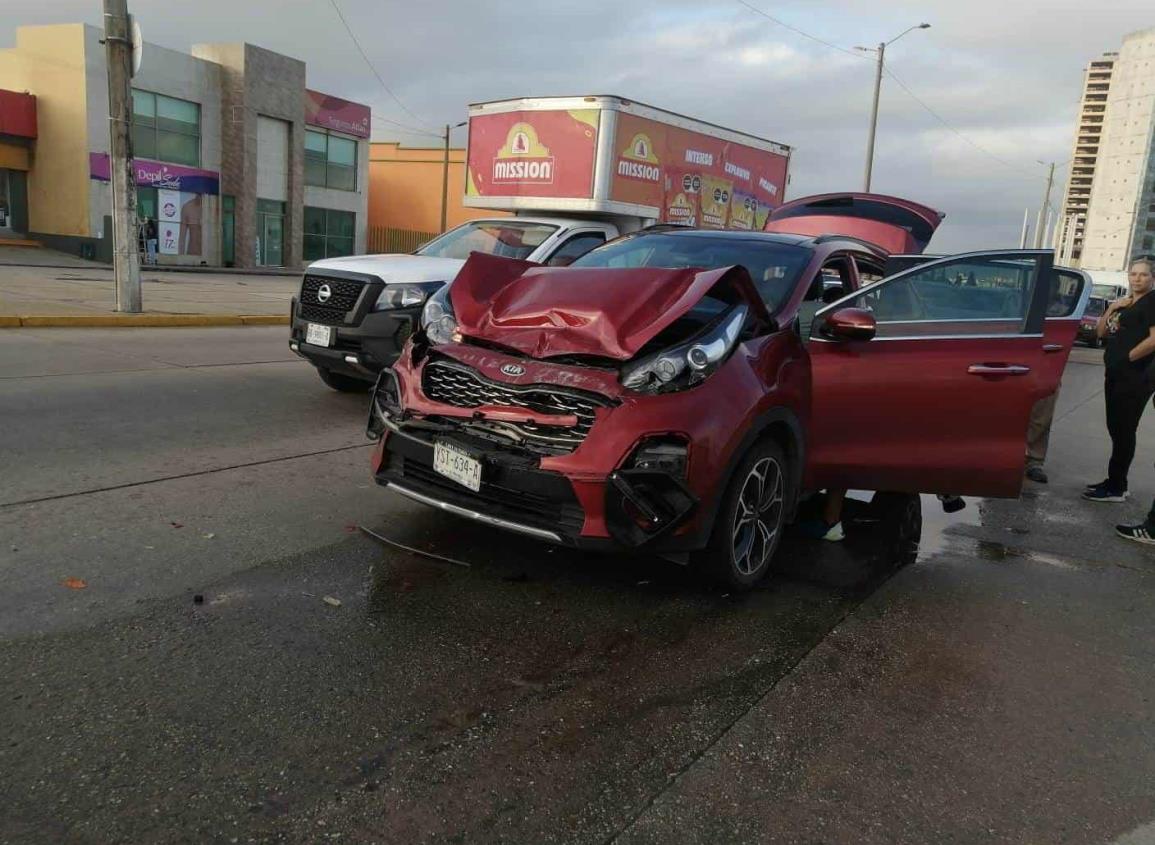 Camionetas chocan por alcance en el Malecón de Coatzacoalcos