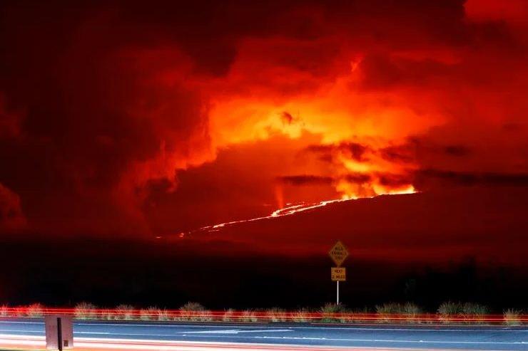 Lava de volcán Mauna Loa arrasará con principal carretera de Hawái