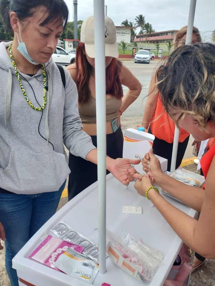 Colocan activistas tendedero naranja en Boca del Río (+Video)