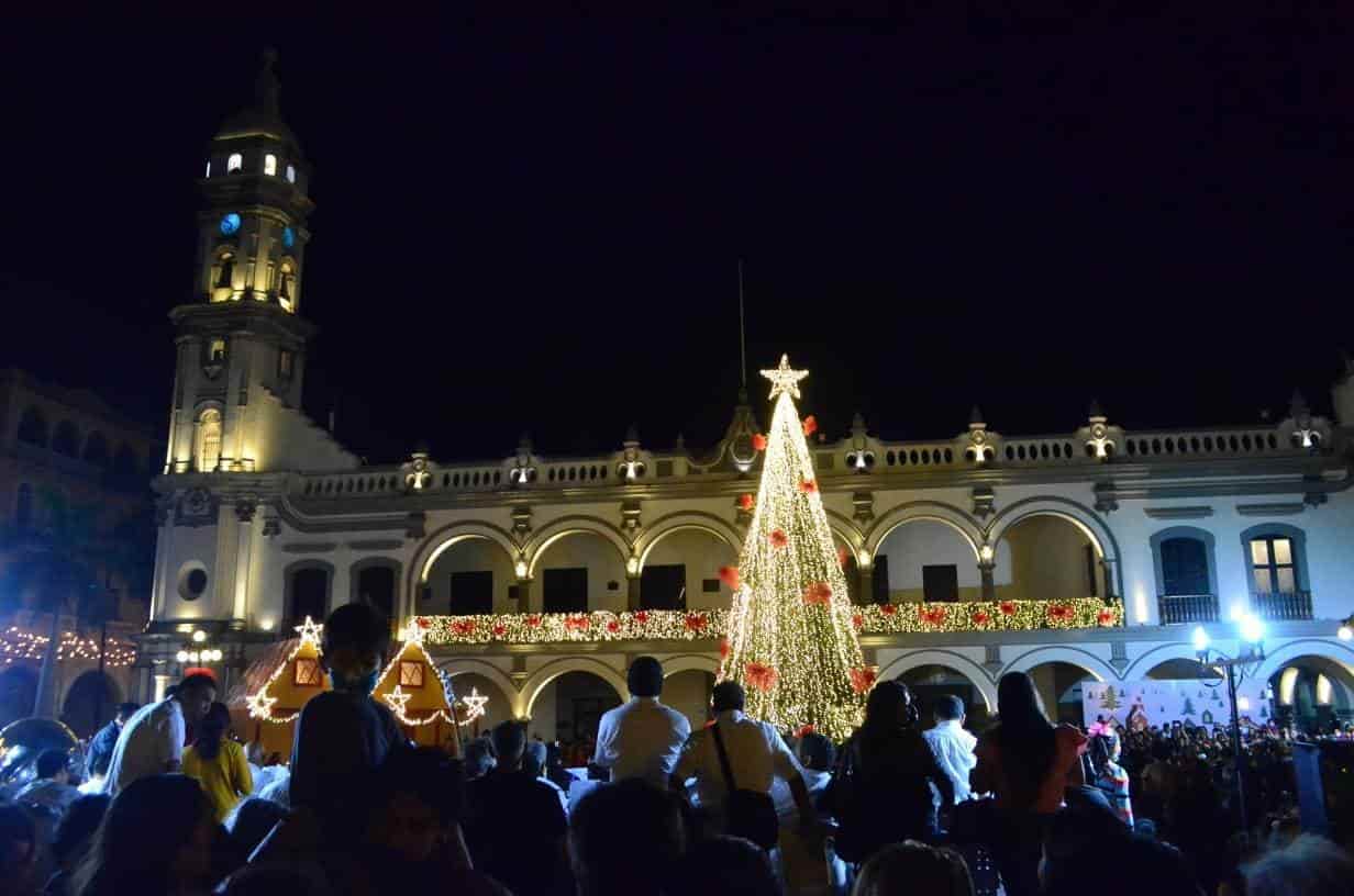 Encienden árbol de la navidad en el zócalo de la ciudad de Veracruz