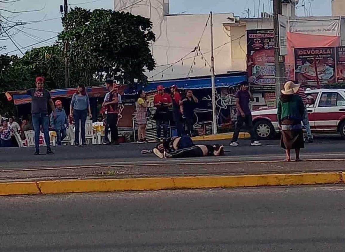 Taxi atropella a dos mujeres en colonia Pensiones y se fuga