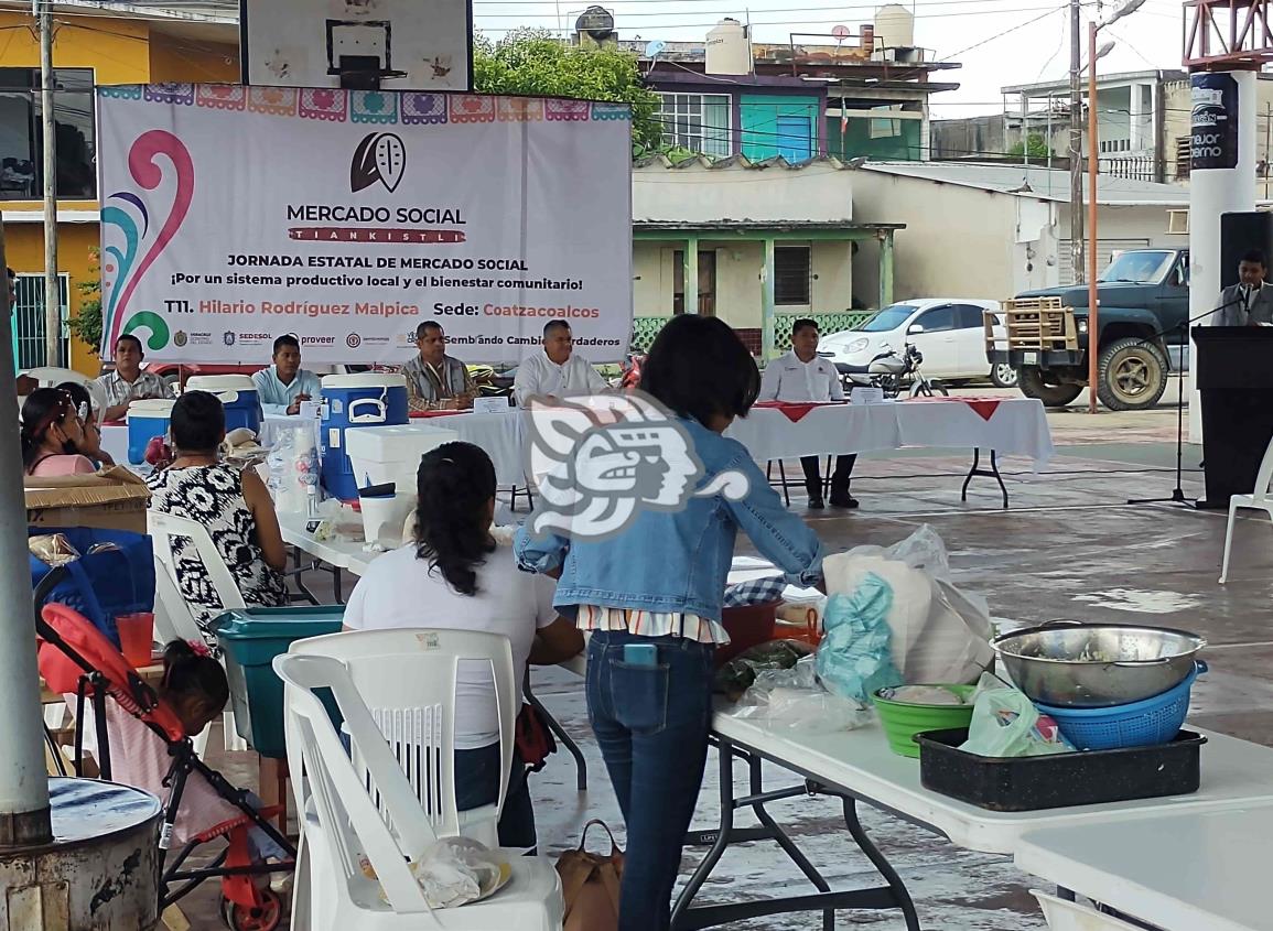 Comerciantes de Moloacán exponen sus productos en mercado social