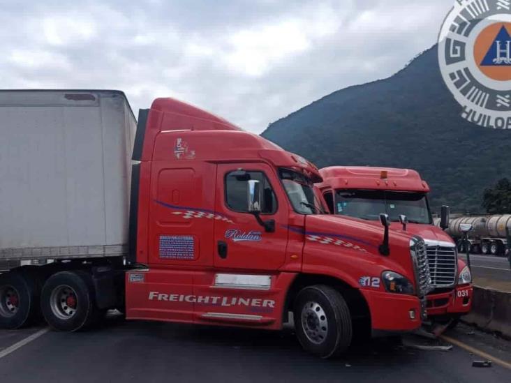 Choque de tráileres en Huiloapan genera cierre total de la autopista Orizaba-Puebla