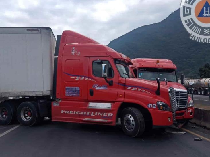 Choque de tráileres en Huiloapan genera cierre total de la autopista Orizaba-Puebla