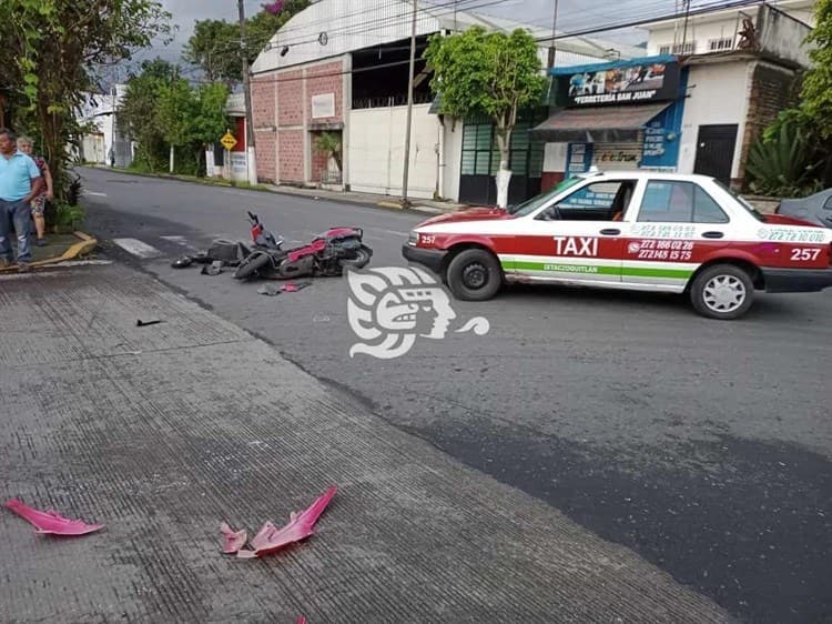 Un lesionado deja choque entre taxi y motocicleta en Ixtaczoquitlán