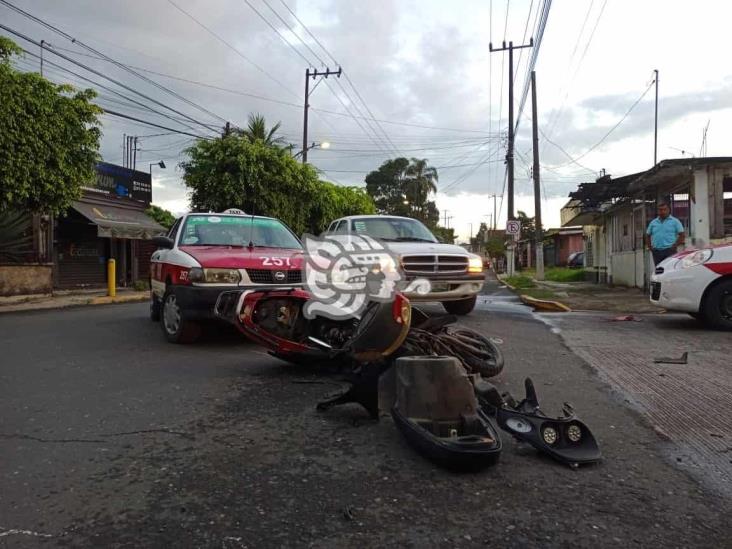 Un lesionado deja choque entre taxi y motocicleta en Ixtaczoquitlán