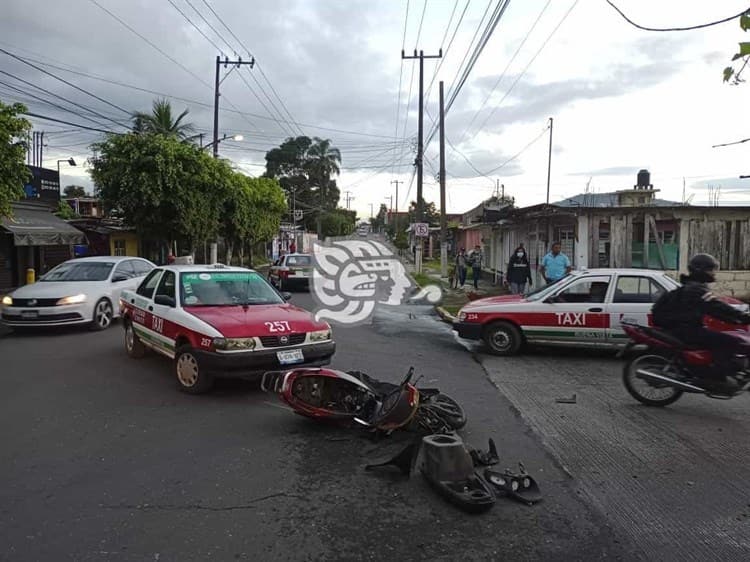 Un lesionado deja choque entre taxi y motocicleta en Ixtaczoquitlán