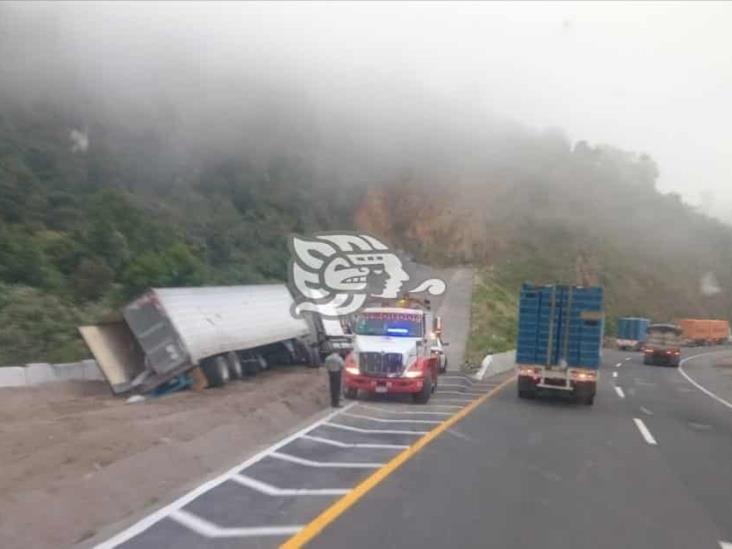 Tráiler se queda sin frenos cuando descendía las cumbres de Maltrata