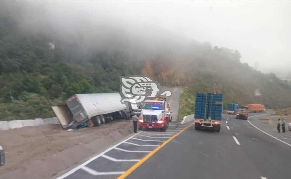 Tráiler se queda sin frenos cuando descendía las cumbres de Maltrata