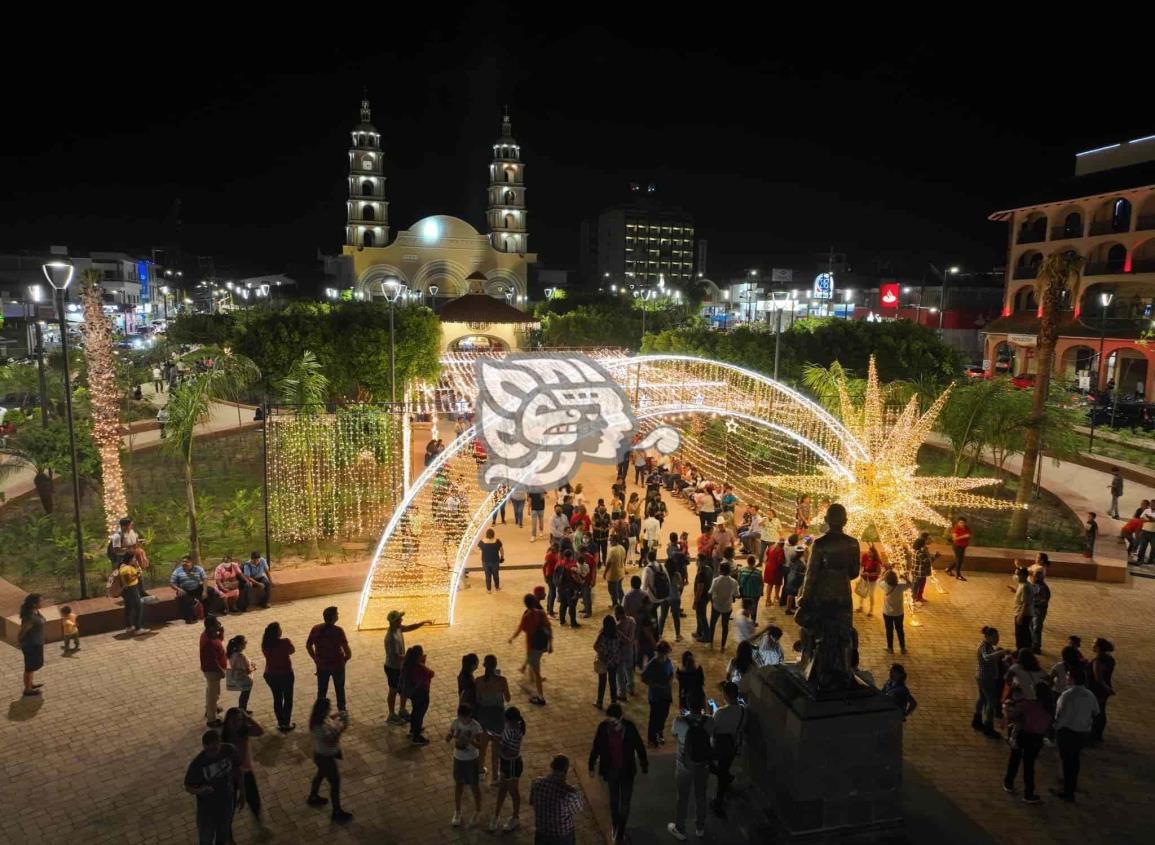 Iluminan parque Benito Juárez por navidad