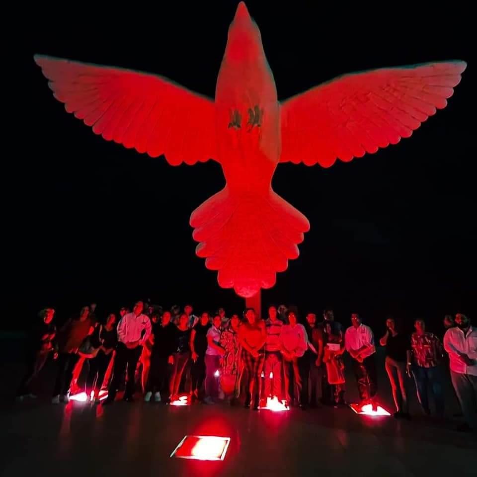 Iluminan de rojo la Paloma por Día Mundial del Sida