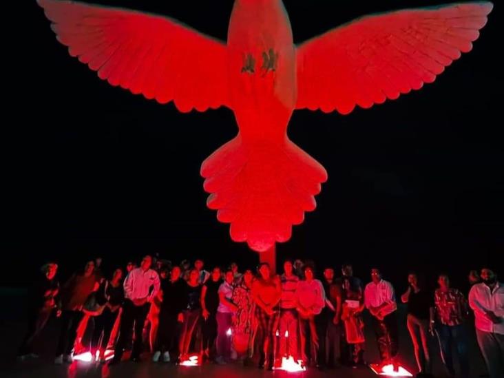 Iluminan de rojo la Paloma por Día Mundial del Sida