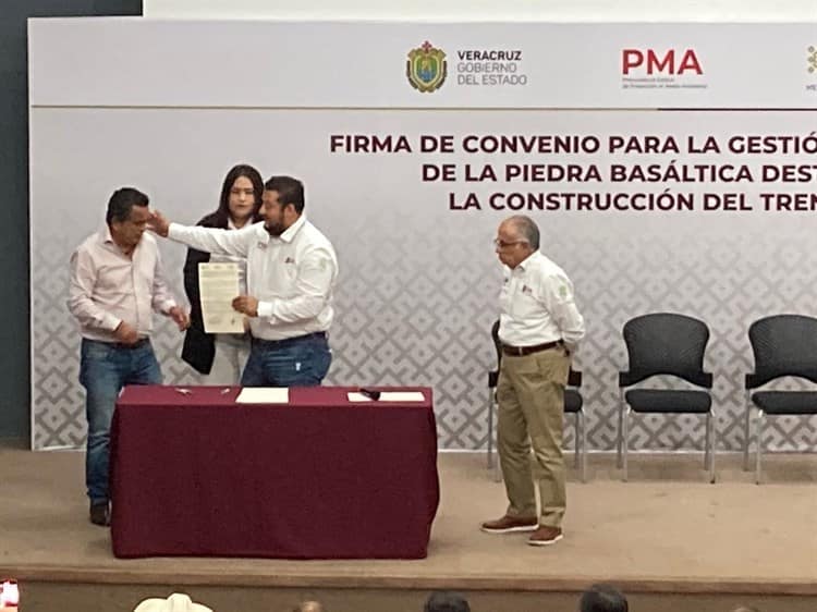 PMA firma convenio con empresas veracruzanas que extraerán piedra basáltica para el Tren Maya