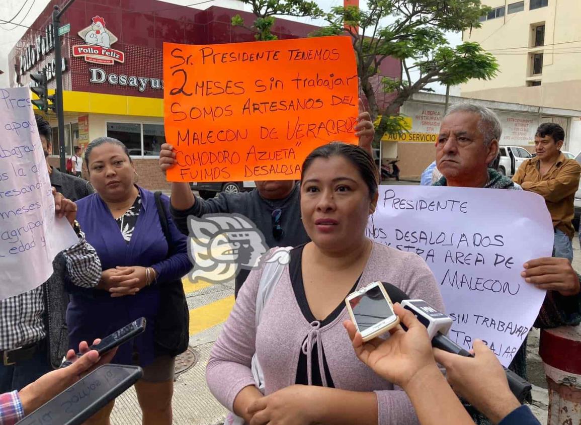 Piden ayuda a AMLO artesanos desalojados del malecón