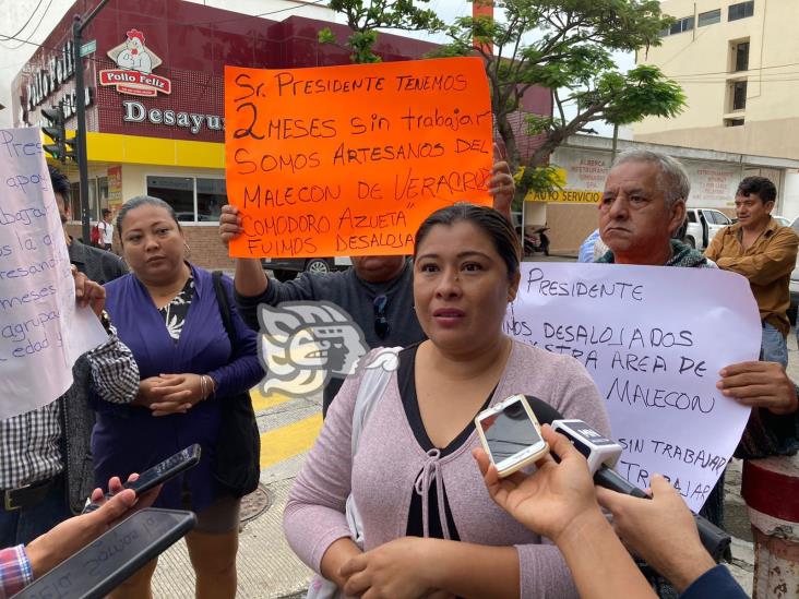 Piden ayuda a AMLO artesanos desalojados del malecón