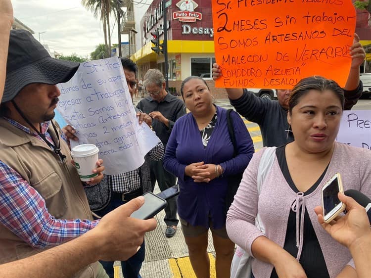 Piden ayuda a AMLO artesanos desalojados del malecón