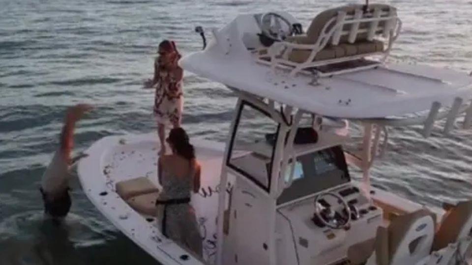 Hombre pide matrimonio en yate y se le va el anillo al agua