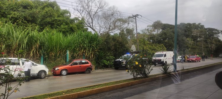 Lluvia de accidentes en la carretera Xalapa-Coatepec; 3 lesionados