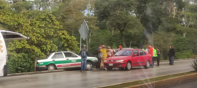 Lluvia de accidentes en la carretera Xalapa-Coatepec; 3 lesionados