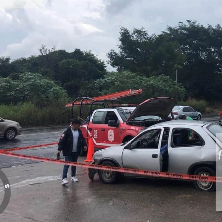 Pierde la vida al quedar prensado en el auto tras choque en Tierra Blanca