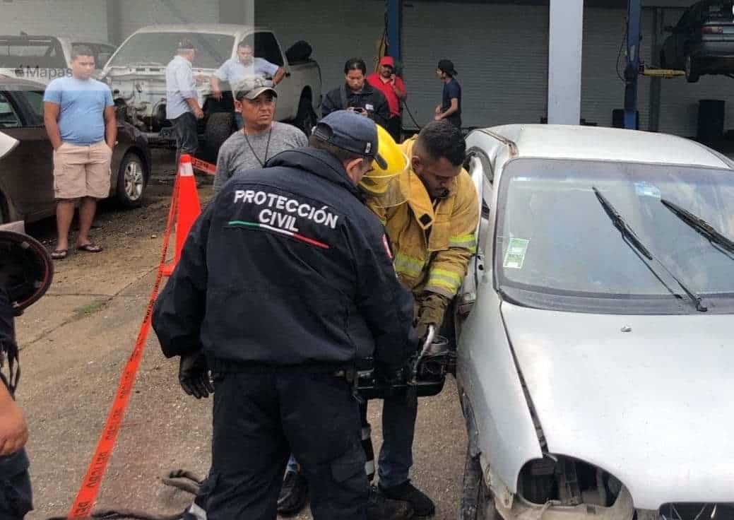 Pierde la vida al quedar prensado en el auto tras choque en Tierra Blanca