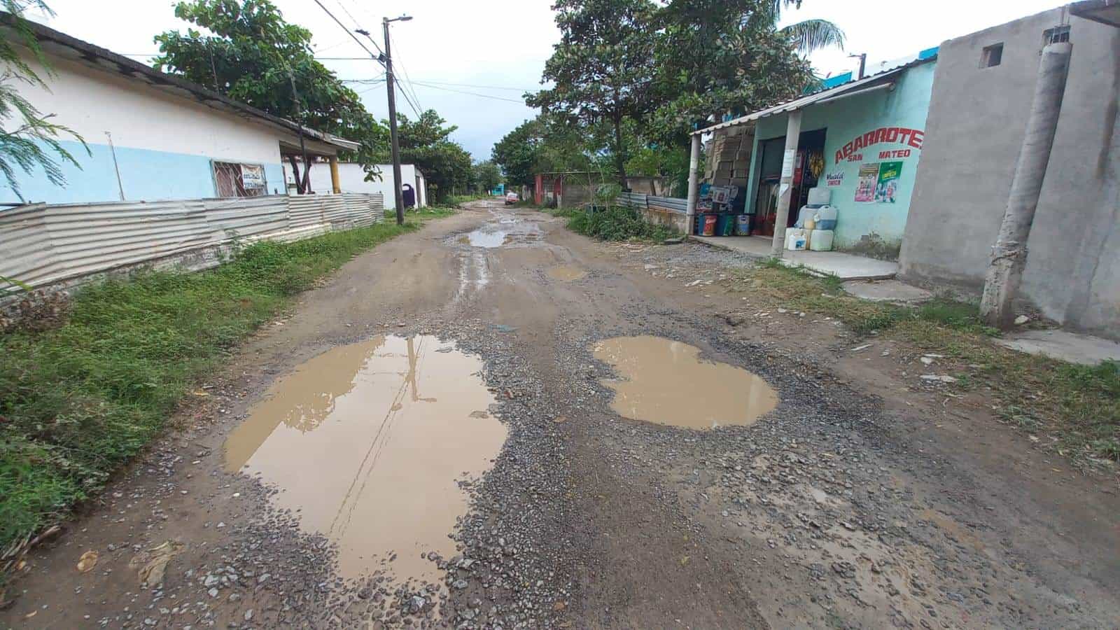 Colonos de la Ampliación Las Bajadas en Veracruz en espera de la pavimentación