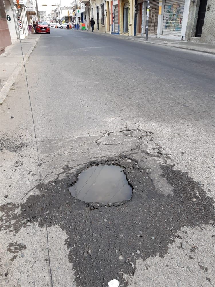 Reparan bache profundo que afectaba la circulación en el centro de Veracruz